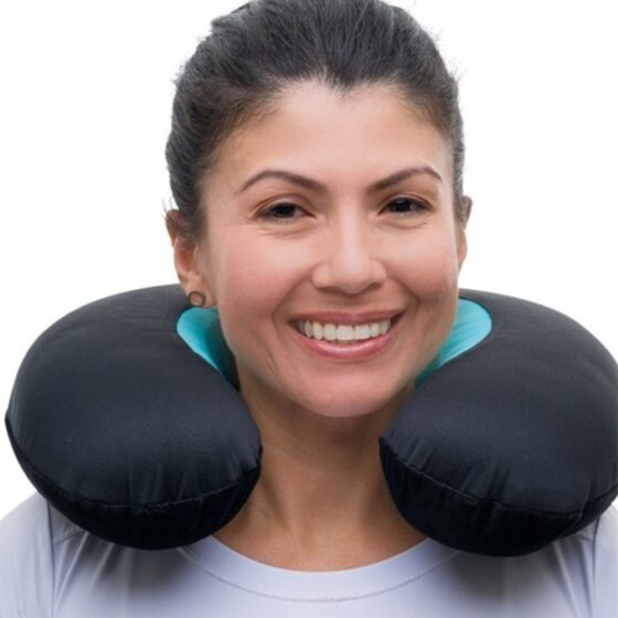 Almofada de Pescoço para Viagem Theragel TheraMart (2) Almofada de Pescoço Theragel TheraMart Conforto inovador com a tecnologia Theragel! Tecnologia Theragel: Gel que se ajusta à temperatura corporal. Design Anatómico: Conforto e suporte para o pescoço. Material de Qualidade: Capa macia, removível e hipoalergênica. Prática e Portátil: Fácil de transportar em qualquer viagem. Fecho Ajustável: Fixação segura e ajuste personalizado. Ideal para quem busca descanso e alívio da tensão no pescoço durante viagens.