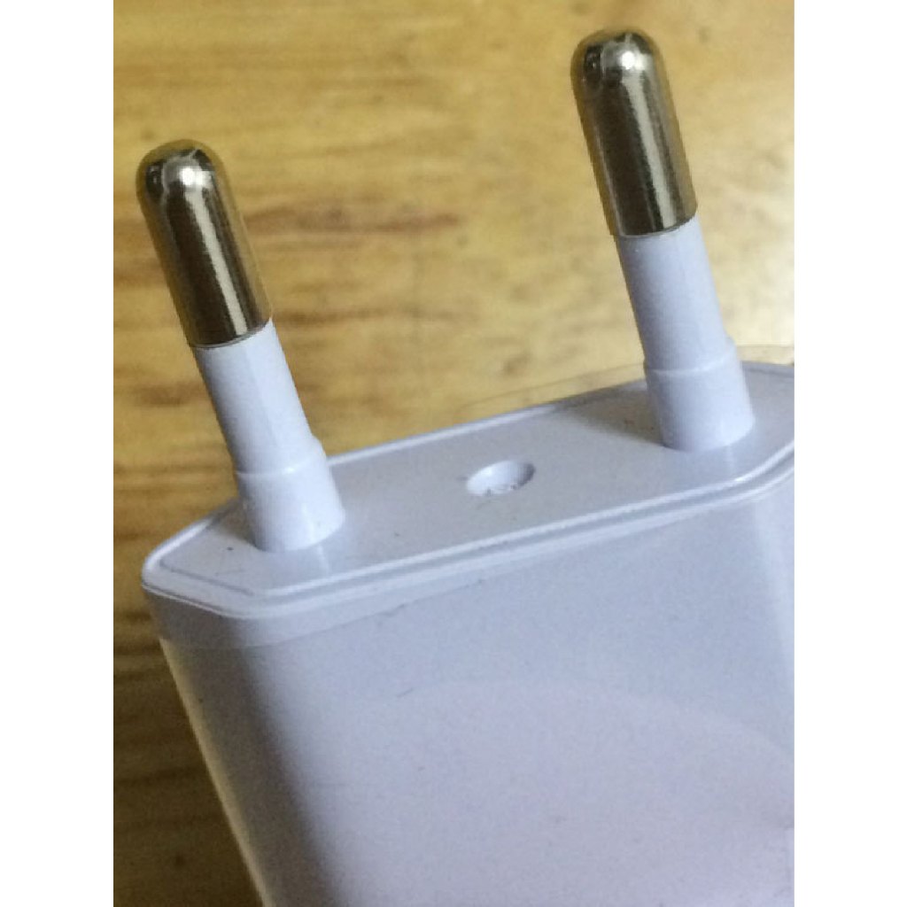 Carregador Tomada Plug Adaptador Fonte Usb 5v Bivolt (1) Carregador USB Bivolt 5V Bivolt: Funciona em 110V e 220V. USB 5V: Carrega dispositivos USB. Compacto: Ideal para uso diário. Seguro: Com proteção contra sobrecarga. Essencial para carregar seus dispositivos com praticidade e segurança.