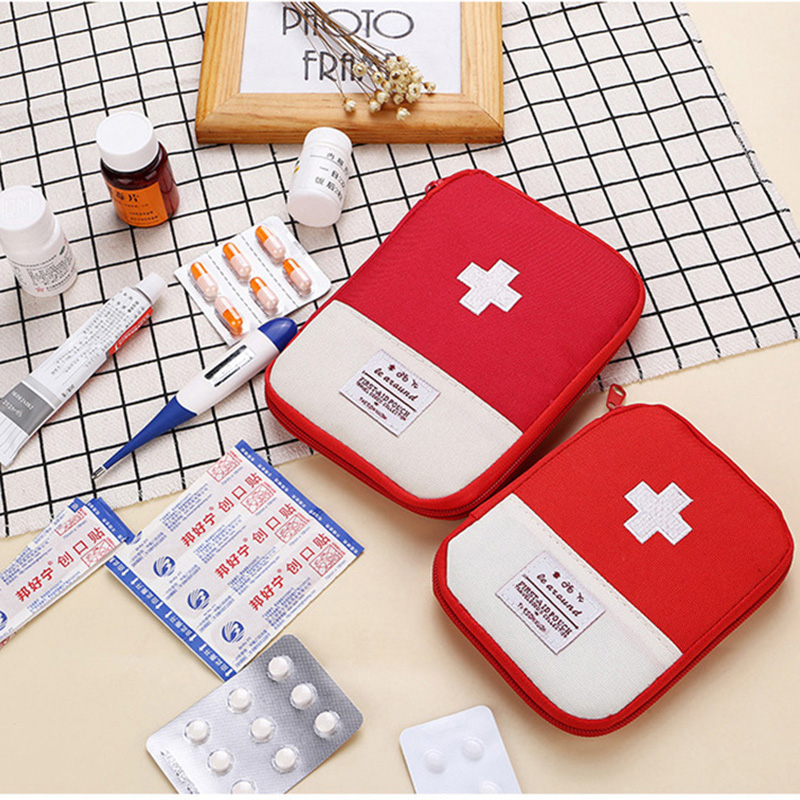 Kit Portátil De Primeiros Socorros De 2 Cores Para Viagens Ao Ar Livre Saco Médico De Emergência Transporte Pequeno Pacotes De Tratamento 1 Kit Portátil de Primeiros Socorros para Viagens ao Ar Livre Praticidade e Preparo para Emergências: Compacto e Leve: Ideal para viagens, acampamentos e trilhas. Escolha Entre Dois Tons Vibrantes: Personalize conforme seu estilo. Facilidade de Transporte: Design portátil que cabe em mochilas, bolsas ou veículos. Variedade de Suprimentos: Inclui bandagens, curativos, tesouras, pinças e mais. Construção Durável: Feito com materiais resistentes para enfrentar condições adversas. Mantenha-se Preparado: Um kit essencial para emergências ao ar livre.