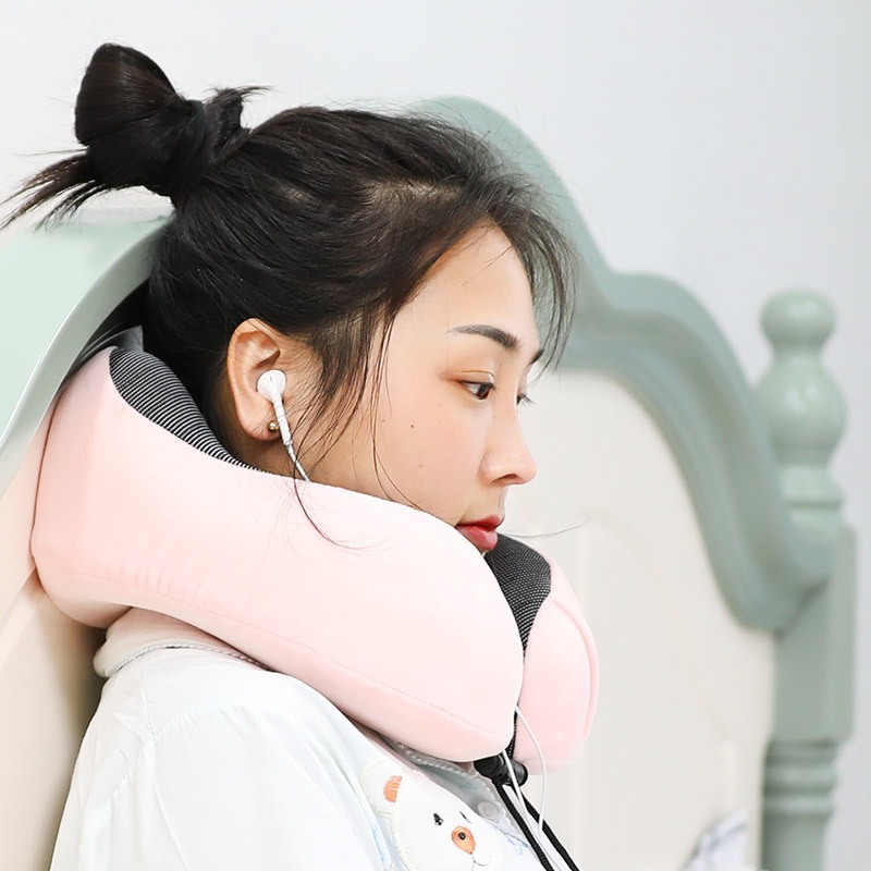 Kit Viagem Travesseiro Almofada Espuma Viscoelástica E Máscara Tapa Olho E Protetor Auricular (2) Kit de Viagem Completo Travesseiro Viscoelástico: Conforto e suporte para o pescoço. Máscara Tapa Olho: Bloqueia a luz para um sono tranquilo. Protetores Auriculares: Reduzem o ruído para relaxamento. Portátil: Fácil de transportar e armazenar. Higiênico: Capas removíveis e laváveis. Ideal para viajantes que buscam conforto e tranquilidade